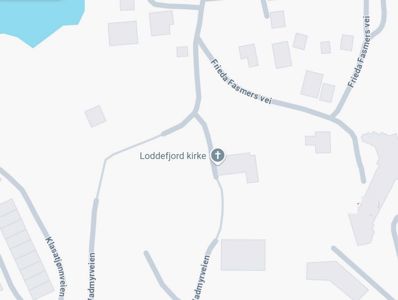 Kartutsnitt som viser veinavn (Frieda Fasmers vei, Klasajønnveien, Admyrveien) og en markør for Loddefjord kirke.
