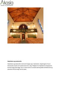 Fotografi av koret i en kirke, med fokus på takkonstruksjonen, lydkronene og høyttalerne.