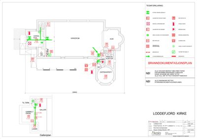 Etasjeplan (galleriplan) av Loddefjord kirke med brannutrymningsveier og utstyr markert.