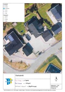 Kartutsnitt som viser en flyfoto-overføring av et område med bygninger, vei og grøntområder. Kartet inneholder også en legend for lavspent og høyspent nett, samt en nordpil og målestokk.