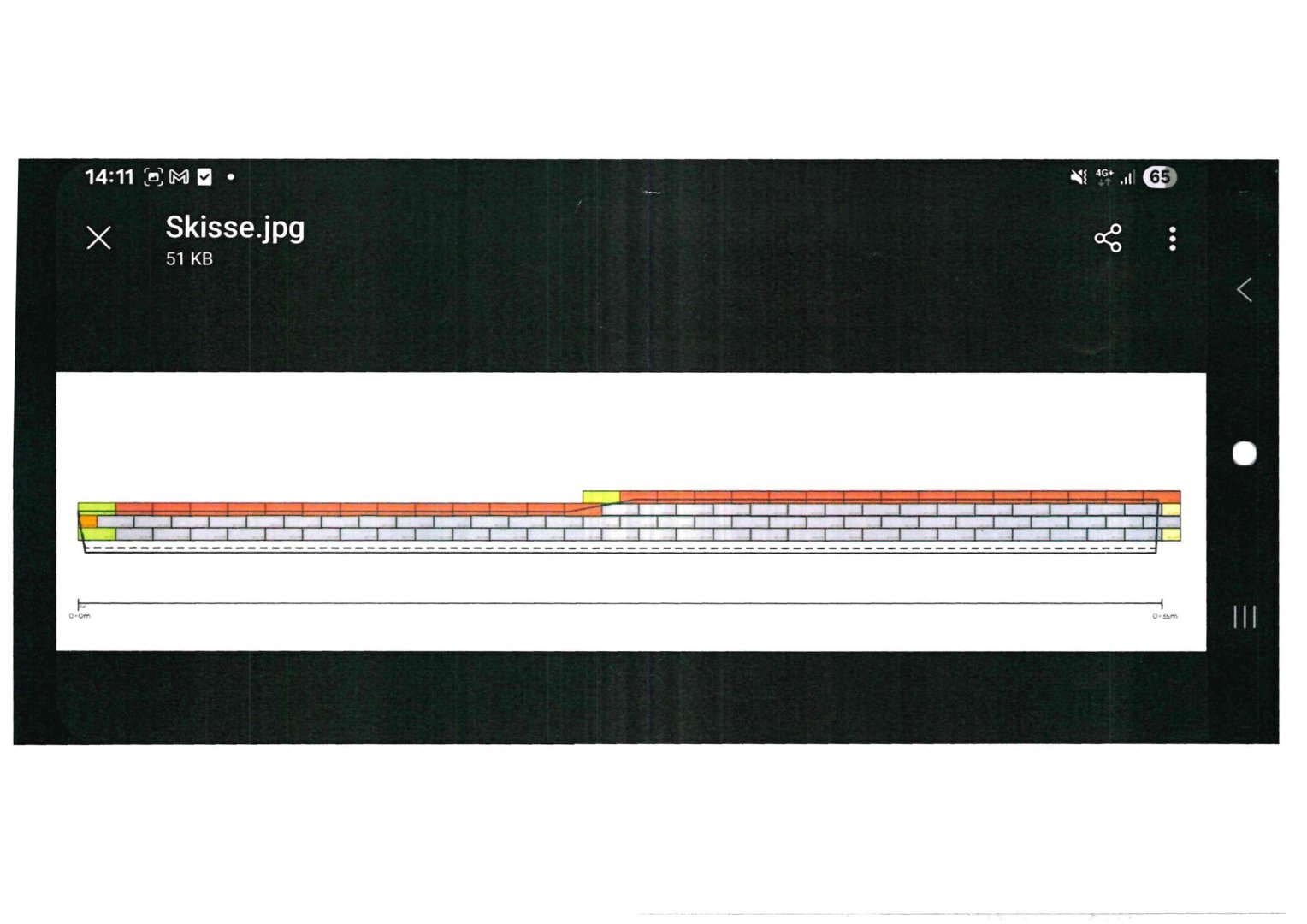 En fasadetekning som viser oppriss av en bygning sett fra siden, med farger som indikerer ulike materialer eller nivåer.