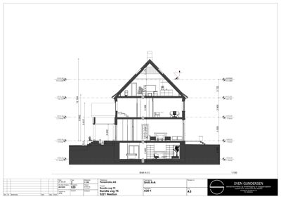 Snittegning (Snitt A-A) som viser bygningens tverrsnitt, høyder, etasjer og romfordeling.