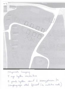 Situasjonsplan som viser tomt med flere hytter, veier og omgivende areal.