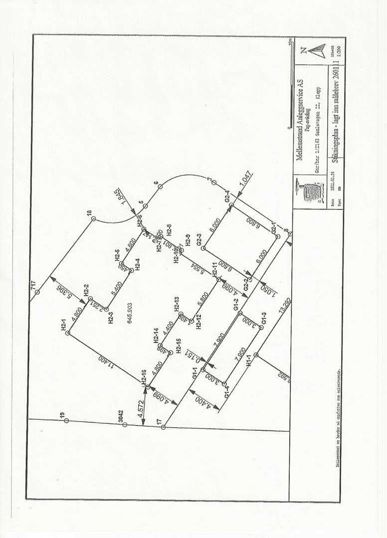 Situasjonsplan som viser bygningens plassering på tomt med målinger og orientering.