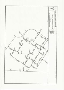 Situasjonsplan som viser bygningens plassering på tomt med målinger og orientering.