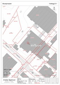 Situasjonsplan som viser tomt, bygninger, veier og eiendomsnummer.