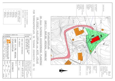 Situasjonsplan som viser tomtens beliggenhet, omgivende infrastruktur, høydemålinger og planlagt bebyggelse.