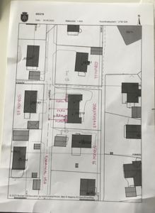 Situasjonsplan som viser tomtens plassering i forhold til nabolag, veier og bygninger.