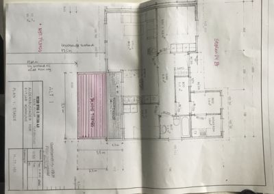 Etasjeplan (ALT 1) som viser romfordeling, mål og bygningsplassering.
