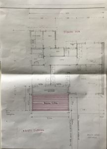Etasjeplan med romfordeling, mål og en markert utvidelse av balkong.