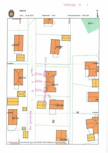 Situasjonsplan som viser tomtegrenser, eiendomsnummer og bygningers plassering i forhold til hverandre og veier.
