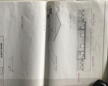 Bildet viser tegninger av fasader (mot øst og mot sør) for en bygning, med håndskrevne notater om mål og endringer.