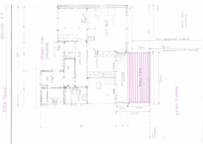 Etasjeplan med romfordeling, mål og innredning for en bolig.