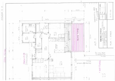 Etasjeplan (1. etasje) for en bygning, som viser romfordeling, mål og funksjoner.