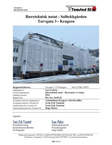 Fotografi av en bygning som er dekket med hvit teltduk, sannsynligvis under reparasjon eller vedlikehold.