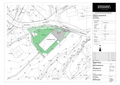 Situasjonsplan som viser tomtens form, grenser, høyder (konturer), plassering av bygning i forhold til nabolag og veier.
