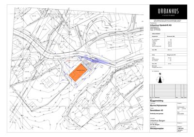 Situasjonsplan som viser tomtens beliggenhet, grenser, høydekurver og plassering av bygning i forhold til omgivelsene.