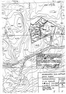 Situasjonsplan som viser tomtens form, høydemålinger (konturlinjer), nabolag og bygningsplassering.