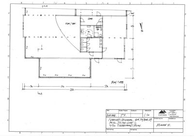 Etasjeplan (plan 1. etg) som viser romfordeling, dører, vinduer og dimensjoner for en bygning.