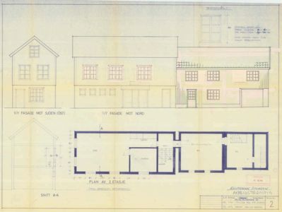Bildet viser en tegning med tre fasader (mot øst, nord og et snitt) samt en plan for 2. etasje.