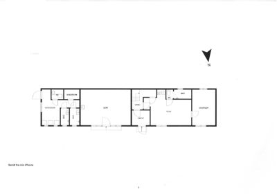 Etasjeplan (plantegning) som viser romfordeling, veggposisjon og inngangspunkter for en bygning.