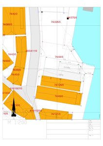 Situasjonsplan som viser eiendomsnummer (f.eks. 74/42/0), bygningers plassering, tomtegrenser og orientering med nordpil.