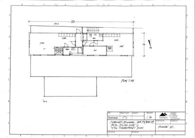 Etasjeplan (1/4) for et hus, som viser romfordeling med stue, kjøkken, bad og soverom.