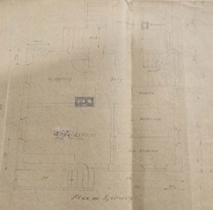 En håndtegnet etasjeplan (kjellerplan) som viser romfordeling, dører, vinduer og dimensjoner.