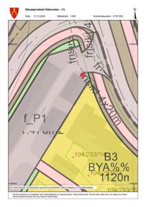Situasjonskart som viser tomtens plassering i forhold til veier og nabotomter, med opplysninger om areal (BYA) og bygningens plassering.