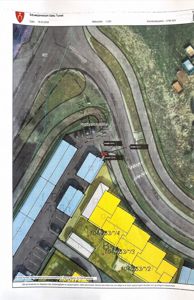 Situasjonsplan som viser bygningers plassering i forhold til veier og tomtegrenser.