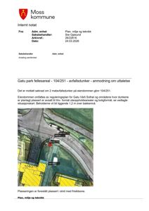 Situasjonskart som viser eiendommen 104/251, plassering av foreslåtte avfallsdunker i forhold til veier og naboeiendommer, samt høydeangivelser.