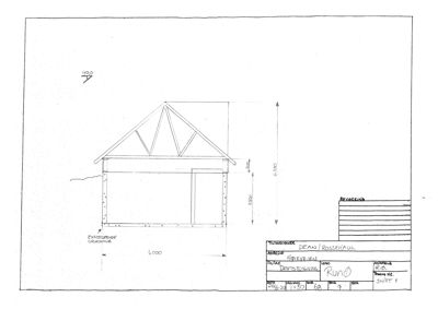 Snittegning som viser tverrsnittet av en bygning med mål og konstruksjonsdetaljer.