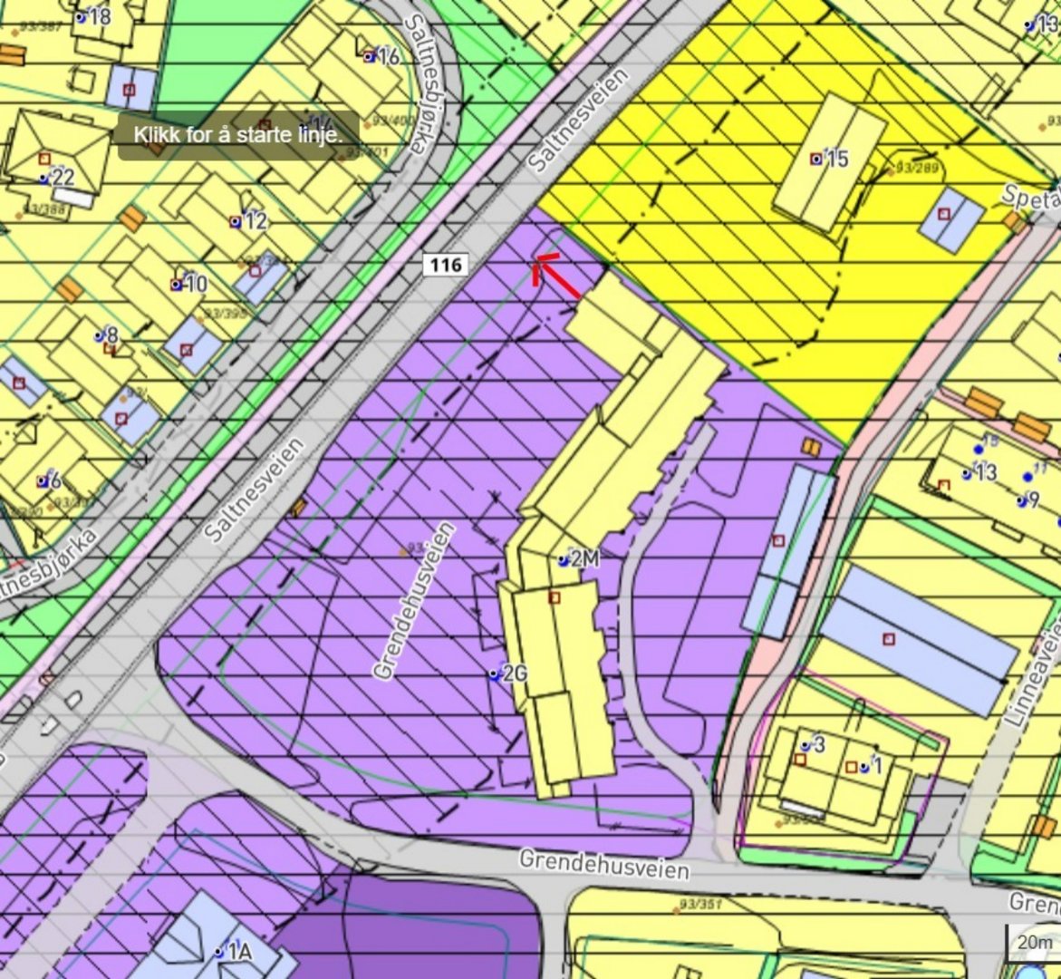Situasjonsplan som viser tomtegrenser, bygninger, veier (Saltnesveien, Grendehusveien) og arealbruk (fargekodet).