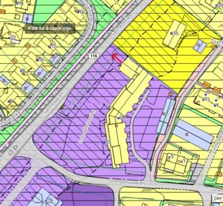 Situasjonsplan som viser tomtegrenser, bygninger, veier (Saltnesveien, Grendehusveien) og arealbruk (fargekodet).