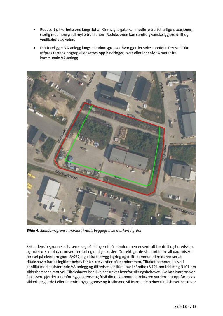 Luftfoto av eiendom med markerte grenser (rødt og grønt) og tilstøtende bygninger og veier.