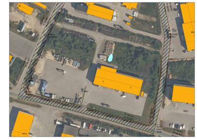 Situasjonsplan som viser tomtens grenser, nabolag, veier og eksisterende bygninger.