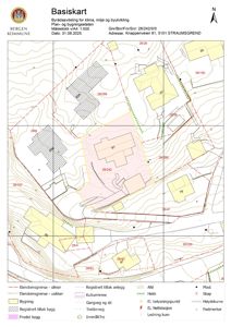 Basiskart (situasjonsplan) som viser eiendomsgrenser, høydekurver, eksisterende bygninger og planlagte tiltak for eiendommen på Straumsgrend.