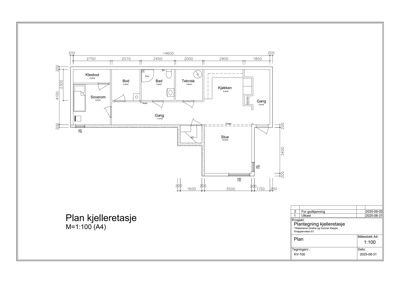 Plantegning av kjelleretasje med romfordeling, mål og detaljer.