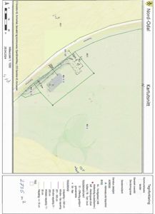 Situasjonsplan (kartutsnitt) som viser tomtens grenser, bygningens plassering og tilstøtende infrastruktur.