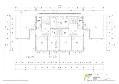 Etasjeplan (Plan 1) som viser romfordeling, dimensjoner og plassering av garasjer for en bolig.