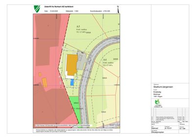 Situasjonsplan som viser tomtens grenser, naboeiendommer og bygningens plassering i forhold til veier og natur.