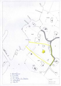 Situasjonsplan som viser tomtens beliggenhet i forhold til nabolag, veier og andre bygninger. Planen er merket med nummer og en håndskrevet nøkkel som forklarer hva de ulike punktene representerer (f.eks. hovedhus, garasje, lekested).