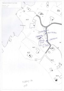 Kart over et område med eiendommer, veier og vann. Kartet viser eiendomsnummer (f.eks. 43/27, 44/31) og har håndskrevne notater med telefonnummer og navn.