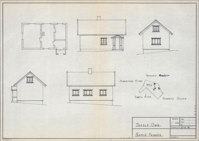 Fasadetegning som viser front- og sideutsikter på en bygning, samt en situasjonsplan med eiendomsnummer.