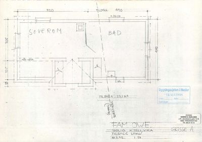 Etasjeplan (skisse) som viser romfordeling for et soverom og et bad i et utbyggingsprosjekt.