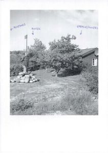 Sort-hvitt fotografi av en tomt med en bygning (merket 'HOVEDHUS') og en annen struktur (merket 'GARASJE/ANNEX').