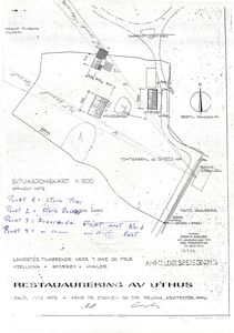 Situasjonskart over eiendommen med tomtens areal, bebyggelse (hovedbygg, uthus), bekker, skog og punkter for restaurering.