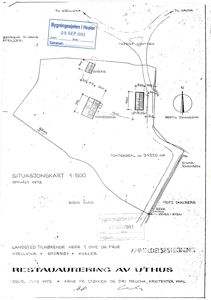 Situasjonskart som viser tomtens grenser, naboeiendommer, bekk, og plassering av bygninger (uthus, hovedbygg, annekset).