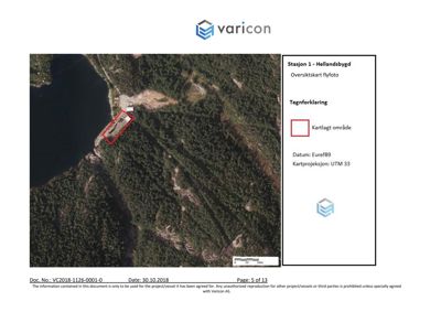 Oversiktskart (flyfoto) som viser bygningens plassering i forhold til kyst og skog.