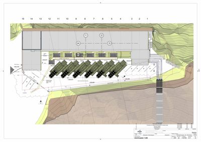 Situasjonsplan som viser bygningens plassering i forhold til terrenget, veier, parkeringsplasser og grunnforhold.